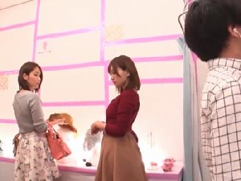 まさかの憑依能力！ショップ店員や巨大乳房娘に憑依したアブノーマルが好き放題レズビアンプレイをする異色もの！お姉さん露出のエロ...