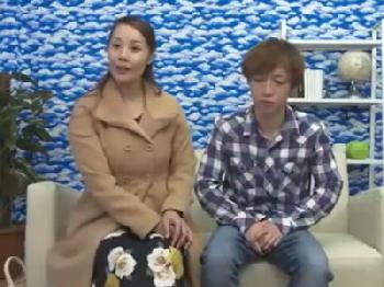 真面目に見えて淫乱なオバちゃん妻が年下男子の勃起肉棒をフェラチオチオ抜き人妻熟女顔射のエロ動画