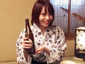 出張先の温泉旅行で既婚者の上司を誘惑して寝取る蠱惑的な美形少女OL美少女痴女フェラのエロ動画