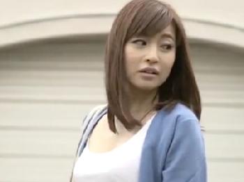 幼顔顔な若奥様が欲求不満を拗らせ義理息子と近親相姦パコロリ人妻のエロ動画
