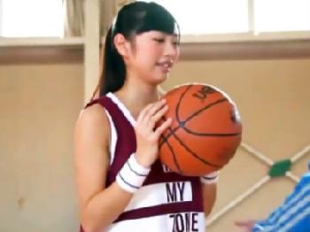 バスケで仕上がったアスリート肉体がハメ倒されて体育館で潮吹きイキ美少女顔射のエロ動画