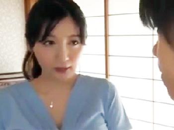 『あったかいでしょ‥…』チェリーボーイ息子のペニスを優しく股間に導く美人母巨乳お姉さん痴女近親相姦のエロ動画