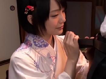 激烈可愛い女将がお客様の肉棒を手コキ＆フェラチオ抜きご奉仕！美少女のエロ動画