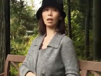 田舎のトイレでオナっているのがバレた露出狂の女が青姦陵辱されてマジ絶頂巨乳痴女中出しレイプのエロ動画