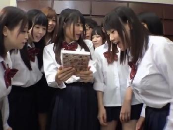 「なにこれー笑」転校した先の寮がまさかの女子寮でアダルトビデオ持ち込みがバレてしまいW女子校生美少女のエロ動画