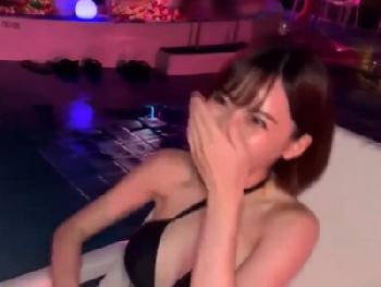 ナイトプールでもひときわ目立っていた美形お姉さん→性交になると本性露わにして痴女っぷりを発揮！巨乳素人ナンパのエロ動画