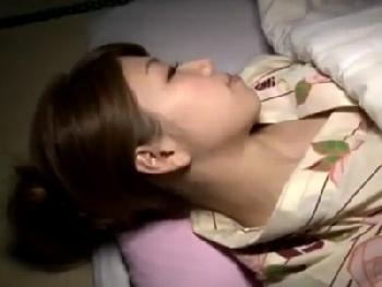 寝ている浴衣美人を潔く夜這い→途中からは一緒になって中出しセックス巨乳コスプレのエロ動画