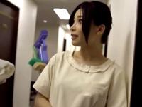 「こっ困ります‥！」ホテル清掃員のパート奥様が客にナンパされて生パコ開始W巨乳素人人妻熟女顔射のエロ動画
