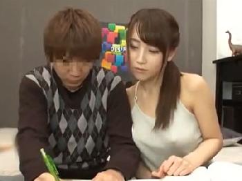 巨大オッパイを密着させてくる家庭教師のお姉さんに我慢できず→生中出しセックス巨乳のエロ動画