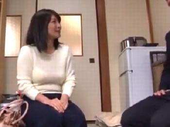 熟した色っぽさを持つ訪問看護師に我慢できずに連れ込みパコ素人熟女看護婦中出し盗撮のエロ動画