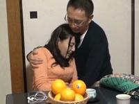 ご無沙汰マダムをコタツに隠れて手マン→ぐっしょり濡れたマンコに遠慮無用の大量中出し！巨乳お姉さんのエロ動画