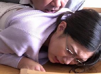 女性専用車両に間違えて乗り込んでしまったリーマンがミニスカート女子校生に誘われて…美少女痴漢のエロ動画