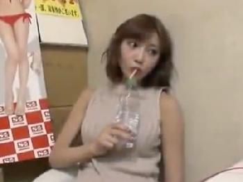 明日花キララが自分の作品を買ってくれたファンに御礼ハメさせてあげる巨乳美少女お姉さんのエロ動画