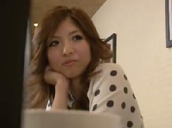 巨大オッパイギャルが喫茶店のトイレで草食系男子の精液を搾り取り巨乳痴女フェラのエロ動画