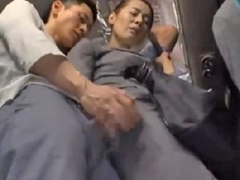 満員電車で痴漢されるも逆にフェラチオで反撃した痴熟女OL素人痴女レイプのエロ動画