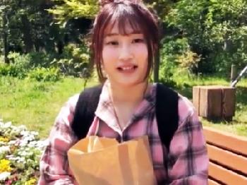 生でエッチがしてみたいという隠れ巨大乳の女子大生がで計10発の人生初中出しセックス巨乳美少女乱交のエロ動画