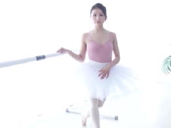 「こんなに潮吹く人初めてみた」紗倉まなが優しい手コキでオーガズムさせるW美少女お姉さんのエロ動画