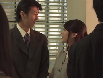 皆の前で婚約発表させられたOL→その関係を妬んだ同僚が逆恨み強姦に！人妻レイプのエロ動画