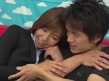 ナンパに引っかかった巨大乳房オフィスレディが素股筆おろし→DTが堪えきれずに挿入中出し暴発巨乳お姉さんOL童貞のエロ動画