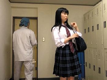 冷酷清掃員は仕込んでいた！女子更衣室にカメラを仕込んでガチレイプ！女子校生中出しのエロ動画