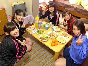 女子校陸上部の合宿中に先生の男根に群がり体育祭で競い合うように中出し乱交する少女たち女子校生美少女のエロ動画