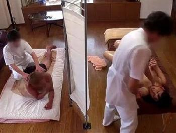 寝取られ願望強すぎ夫の罠！隣でちゃんとマッサージを受けているフリをして…エロマッサージを特等席でガン見！巨乳素人痴女人妻盗撮...