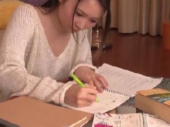 胸元ゆるゆるな格好で勉強する美形お姉さんに思わずムラついて我慢できず即ハメ巨乳ぶっかけのエロ動画