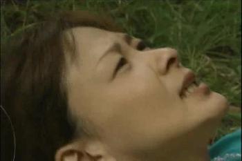 田舎のバス停で出会った男と林の中で青姦FUCK！人妻熟女露出のエロ動画