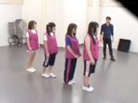 ダンスレッスン中の童顔アイドルの無毛マンコにプロデューサーが中出し調教！巨乳美少女ロリパイパンのエロ動画