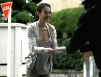 朝のゴミ出しで乳房丸見え！美人なご近所妻に我慢できずに押し倒しパコ巨乳人妻熟女レイプのエロ動画