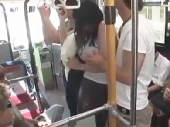 ゲリラ豪雨に振られてびしょ濡れになってしまった巨大バストお姉さん→痴漢婦女暴行展開巨乳レイプのエロ動画