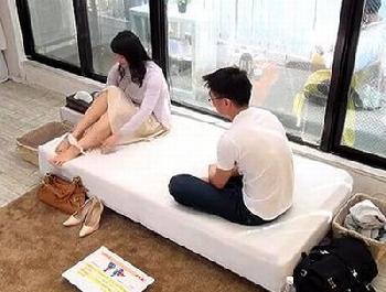 『お父さんから見えない方がいいかな…』母が息子にファック指導→父が奥で見守る中一線超えたゴム中出し巨乳人妻近親相姦のエロ動画