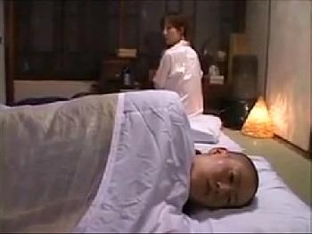 息子が起きてるとも知らずに魔横でオナニーを始めちゃう痴女お母ちゃん…バレてそのまま近親SEX相姦巨乳素人人妻M男近親相姦のエ...