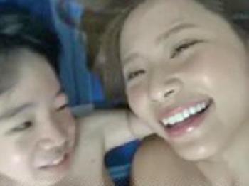 お姉さんが巨根2本をWフェラチオ→順番に挿入される巨乳顔射3Pのエロ動画