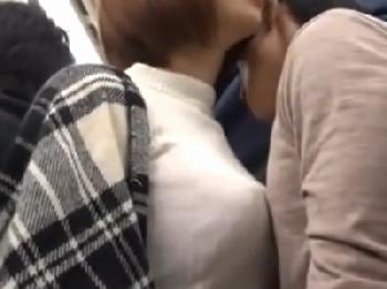 自分からデカパイをぶつけてくる逆痴漢お姉さんと車内パコ！巨乳痴女のエロ動画