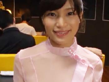 エロいドレスの美人ピンサロ嬢が大きいオッパイ丸出しで大量子種をフェラチオで搾り取りW巨乳美少女手コキのエロ動画