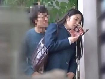 本屋でエロ小説の立ち読みに夢中すぎて痴漢の受精に気づかない女子校生W美少女痴女中出しのエロ動画