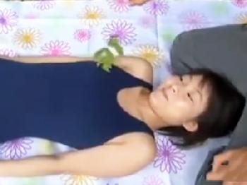 『何か…入ってきてるよぉ…』無毛マンコのスクール水着少女を野外でハメて精液中出しロリパイパンのエロ動画