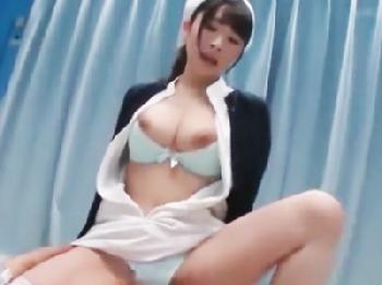 陰茎に跨ってエグい腰振りを披露するグラインド看護師巨乳看護婦ナンパのエロ動画