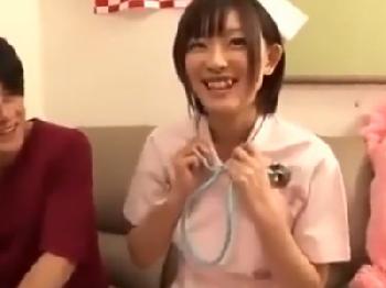 素人宅に看護師コスプレで突撃して生ズボサービスしちゃう美形少女巨乳美少女看護婦のエロ動画