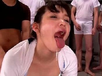 「臭い…匂ぃ…」顔面に連続でぶっかけられながら大勢の男の前で何度も絶頂絶頂オーガズムする大乱交！痴女顔射のエロ動画