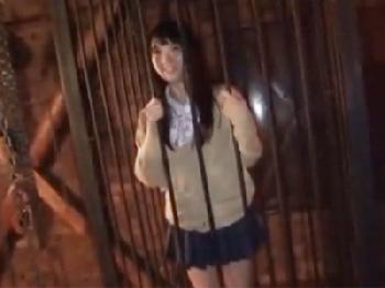 厳めしい拷問部屋でいろんな高速具を使ってミニ系っ子をハメる美少女ロリ顔射のエロ動画