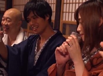 夫と2人で行った旅行先…宴会場で出会ったヘンタイ親父たちに心まで寝取られた美形奥様巨乳人妻レイプ乱交のエロ動画