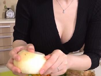 料理よりもバストが気になるお料理教室♡男までも料理する淫乱先生においしく頂かれる巨乳痴女深田えいみのエロ動画