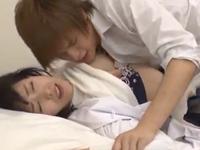 ヤレると噂の女先生が男子学生の強引に陵辱をしぶしぶ承諾素人お姉さん女教師レイプのエロ動画