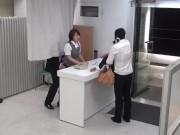 仕事中に悪戯されても何も言えない超ブラック企業の受付嬢お姉さんOLパンストのエロ動画