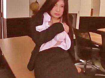 「止めてぇ！！」教室で生徒に襲われ性的暴行される女性教師巨乳女教師パンストレイプのエロ動画