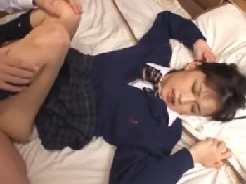 後輩に頼みこまれ素股してたら否応なく挿入され中出し射精までされちゃう先輩女子女子校生美少女のエロ動画