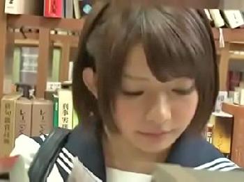 セーラー服の激かわ女子校生が図書室で襲われド淫乱SEX美少女レイプのエロ動画