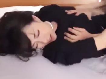 「お願いヤメテ‥！」未亡人となってしまった40代妻が葬儀後喪服のまま犯される‥！人妻熟女中出しレイプのエロ動画